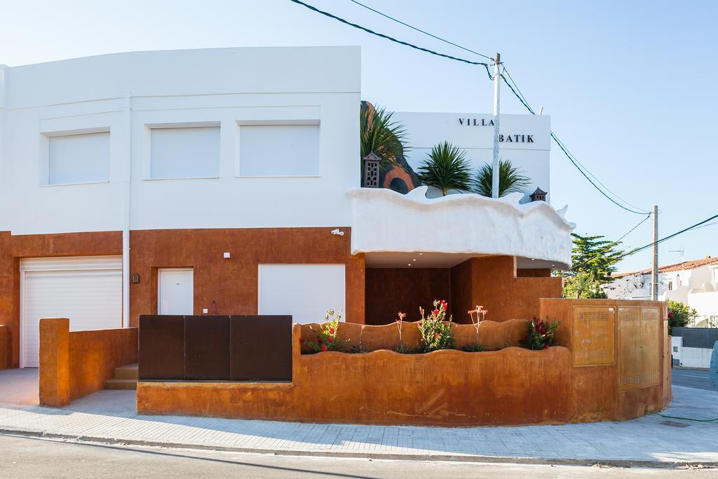 Vista Roses Mar - Villas Batik Exterior photo